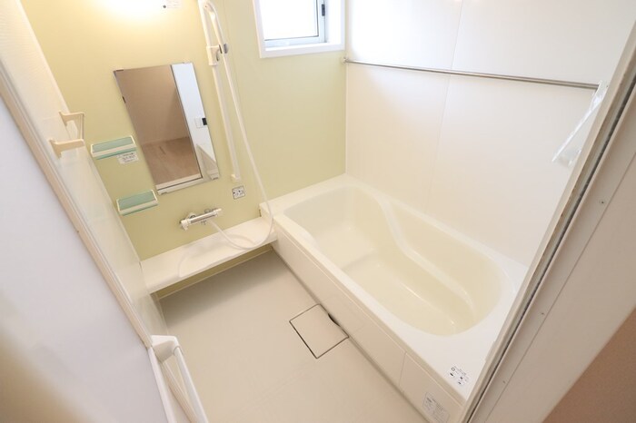 バス・シャワールーム　追い焚き給湯式浴室（小窓・浴室換気乾燥機付）