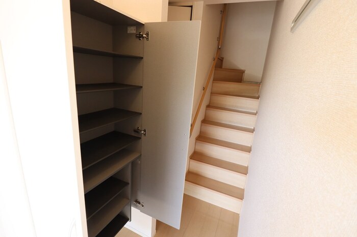 玄関　トールタイプのシューズボックス