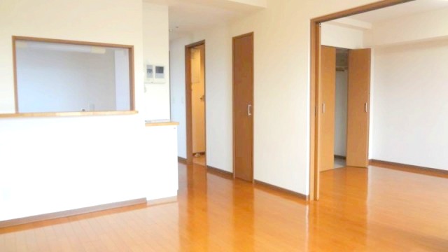 居室・リビング　温かみのある色合いのお部屋です♪