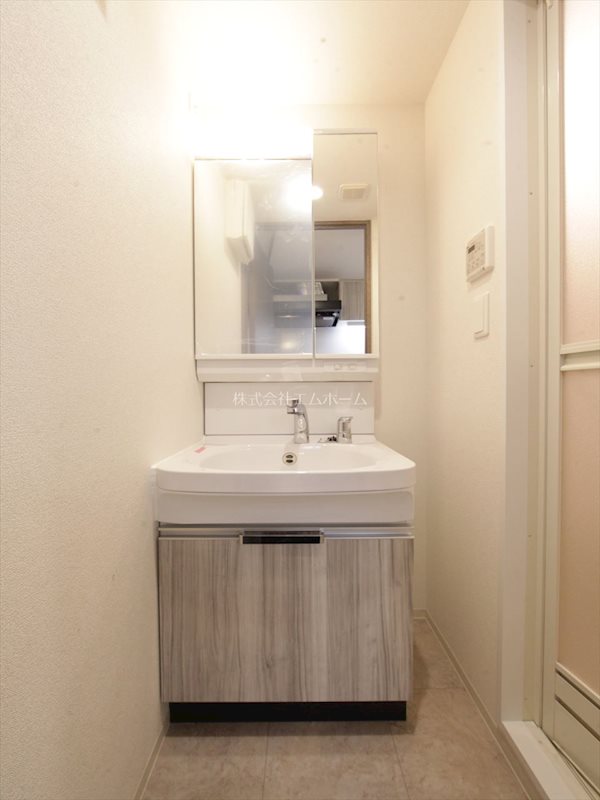 洗面設備　脱衣所　独立洗面台（シャンプードレッサー付）