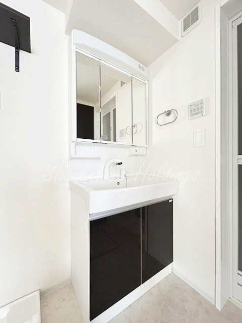 洗面設備　明るい洗面所です