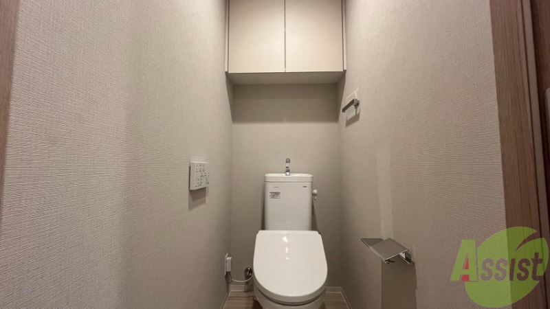 トイレ　トイレです。ウォシュレット機能が付いていて安心ですね。