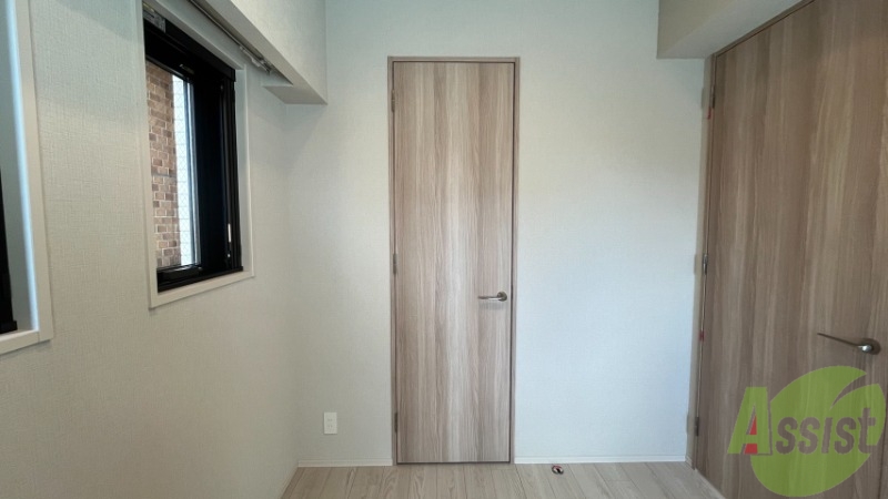 収納　リビングにある収納です。ドア式になっています。