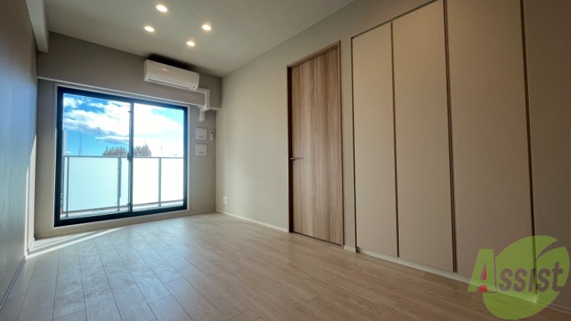 居室・リビング　８．６帖のリビングを撮影しました。収納もあります。