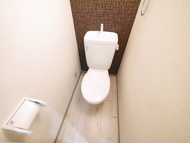 トイレ　落ち着いた色調のトイレです