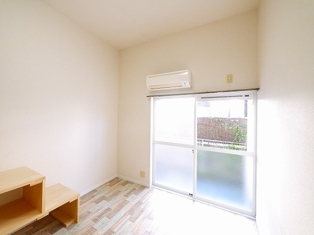 居室・リビング　明るい洋室です。