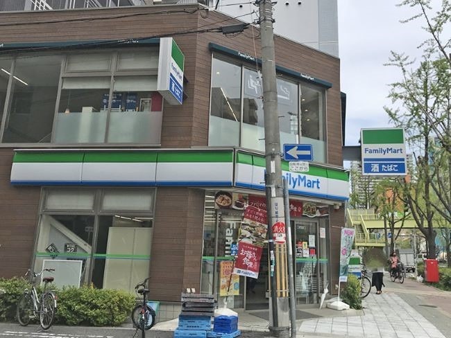 コンビニ　ファミリーマート 江戸堀二丁目店（コンビニ）まで141m