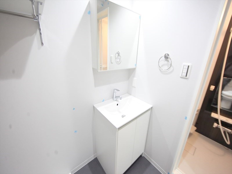 洗面設備　脱衣所　独立洗面台（シャンプードレッサー付）収納スペース有