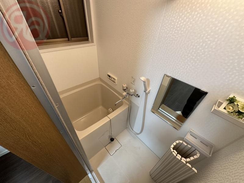 バス・シャワールーム　収納もある玄関です