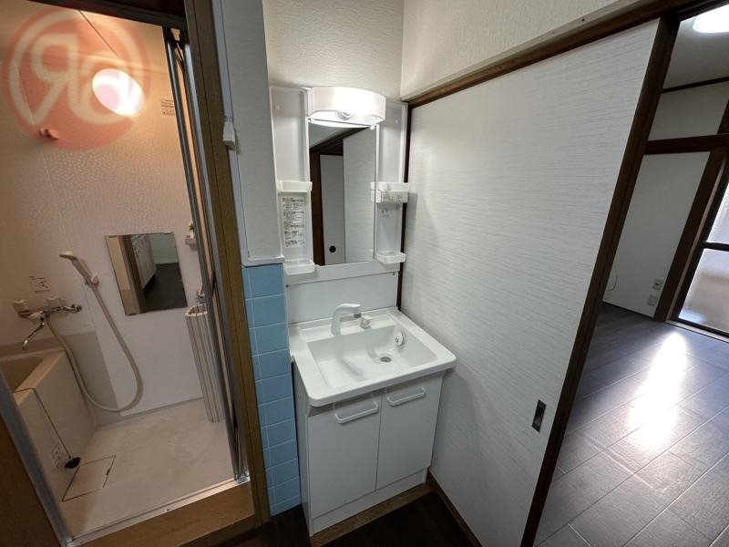 洗面設備　独立洗面台、朝の身支度には欠かせません