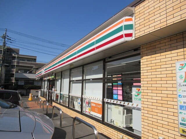 コンビニ　セブンイレブンさいたま鹿手袋３丁目店（コンビニ）まで322m