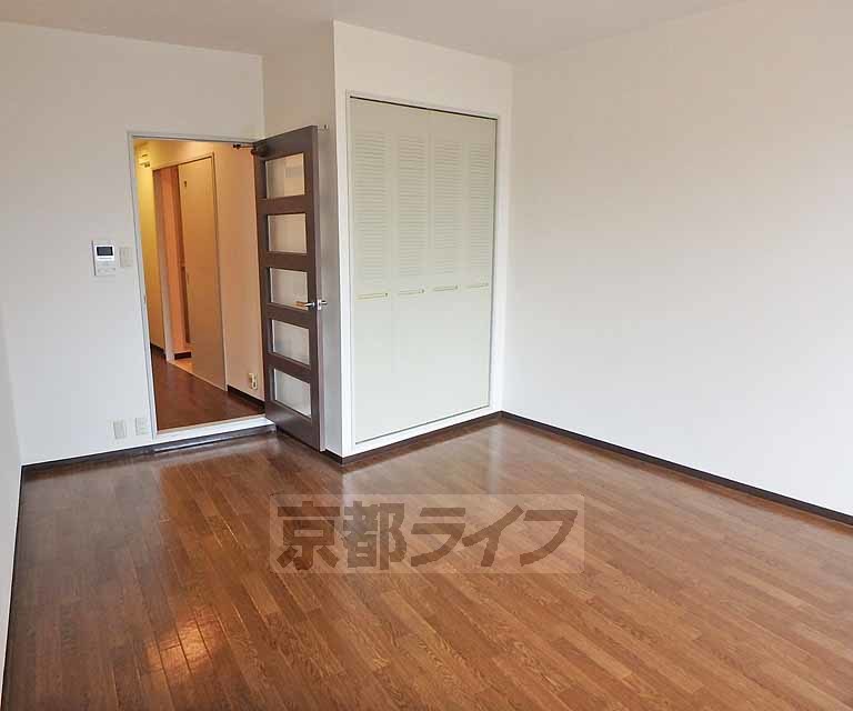 居室・リビング　南向きのフローリングです