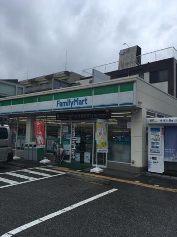 コンビニ　ファミリーマート（コンビニ）まで657m