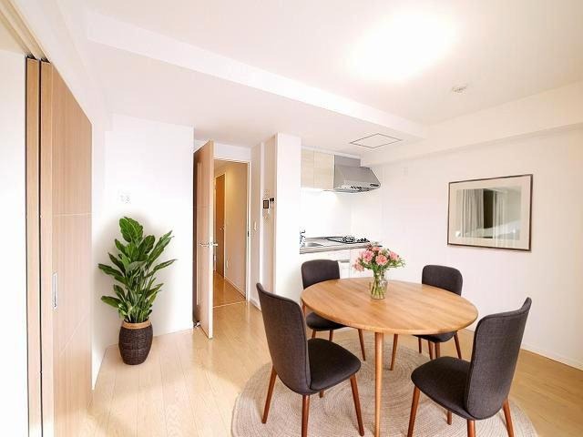 居室・リビング　CGで家具等を配置したもので家具等は含まれません