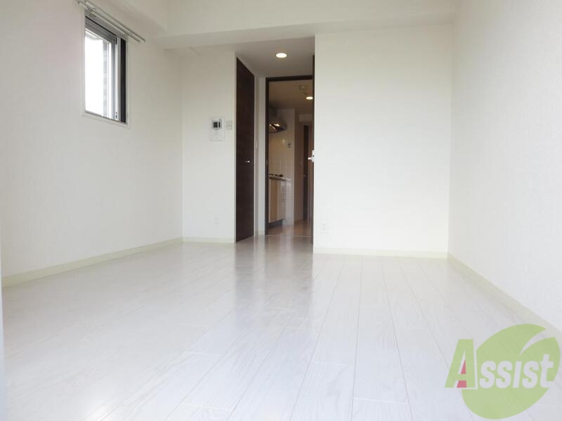 居室・リビング　明るいお部屋、小窓があるので風通しもバッチリ