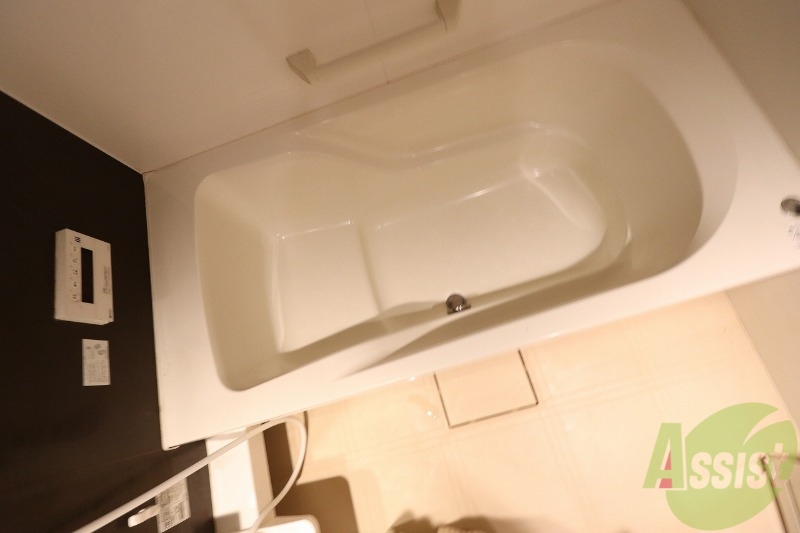 バス・シャワールーム　大きめの浴槽で一日の疲れを癒やしてください。