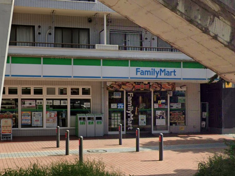 コンビニ　ファミリーマート（コンビニ）まで533m