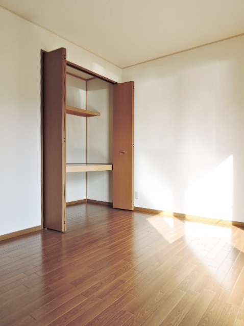 その他部屋・スペース　南側洋室６帖／収納スペースあり