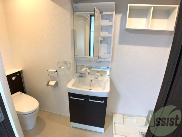 洗面設備　洗面台。朝の身支度はここでばっちり決めましょう。