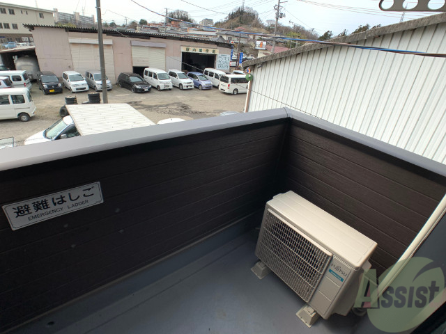 バルコニー　バルコニー。洗濯物がはかどりそうな広さがありますよ。