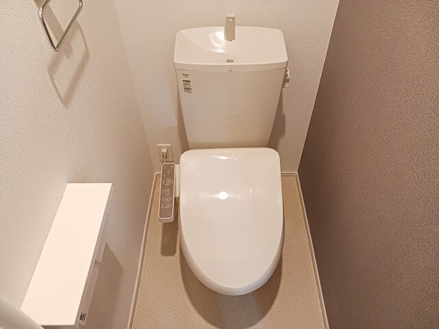 トイレ　ウォシュレット完備。暖房便座なので寒い冬でも心地よく座れます