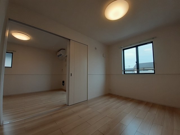 その他部屋・スペース　隣室との引き戸は収納すると開放感満載になります。