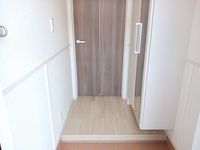 玄関　シューズボックスに鏡がついており、外出前の最終チェックも◎