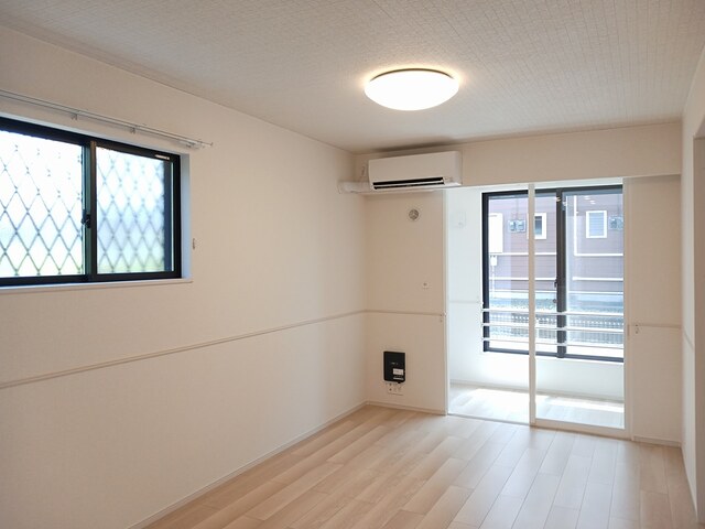 居室・リビング　角部屋のため側面にも窓があり明るいです。