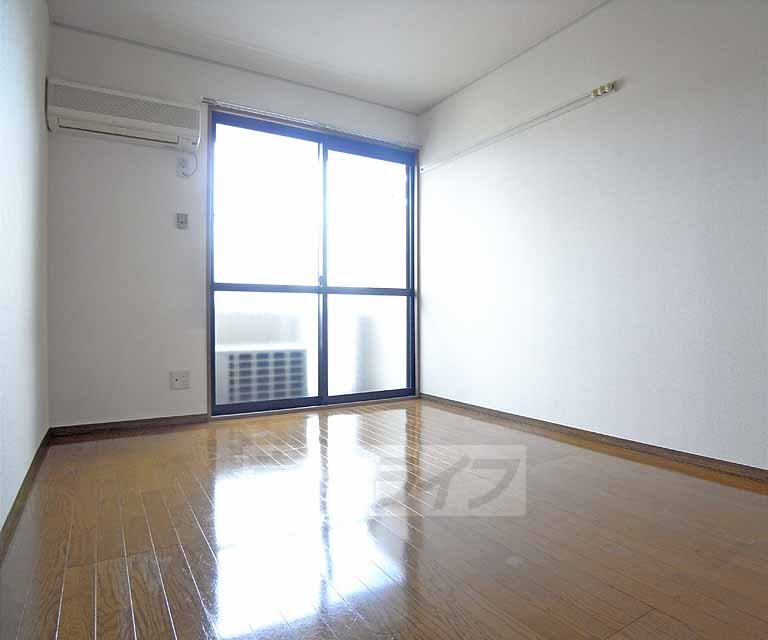 居室・リビング　室内