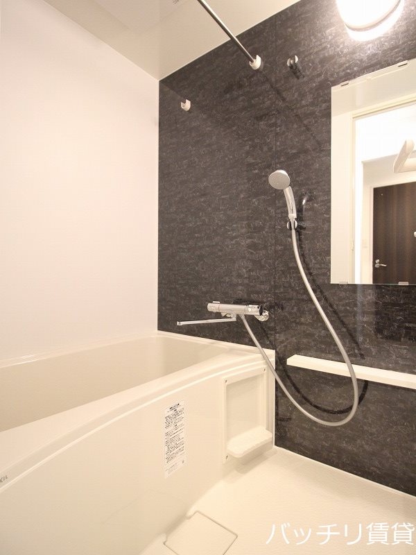 バス・シャワールーム　別号室タイプの為、現状を優先致します。