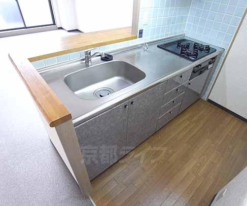 キッチン　広々としたシステムキッチンです。