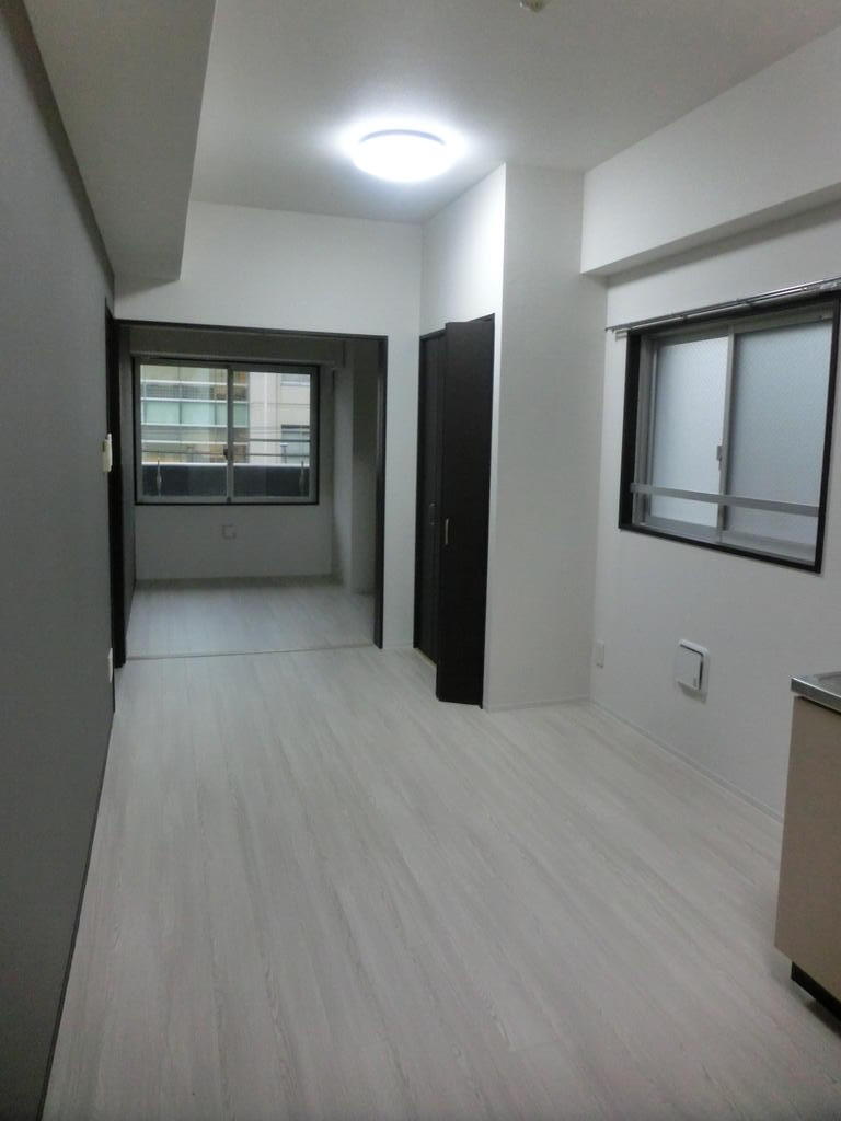 居室・リビング　夕方に撮影。角部屋です。