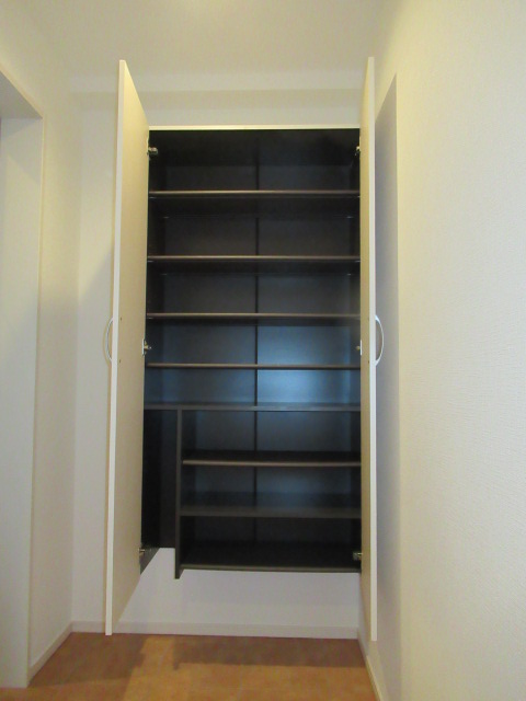 玄関　※同タイプ他号室参考写真