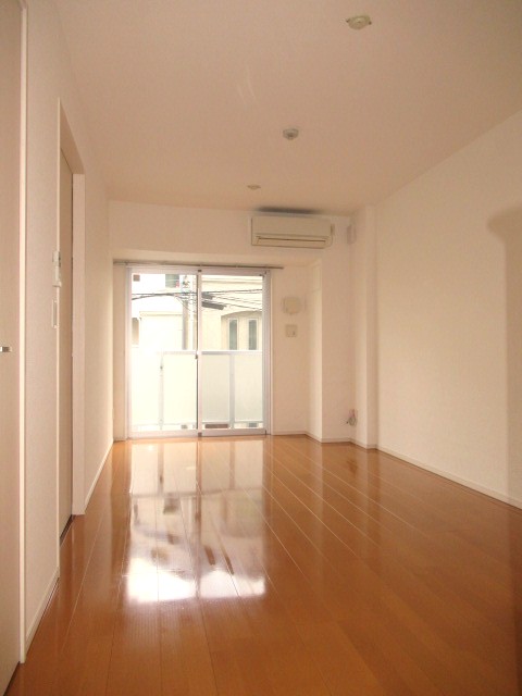 居室・リビング　※同タイプ他号室参考写真　南向きリビング