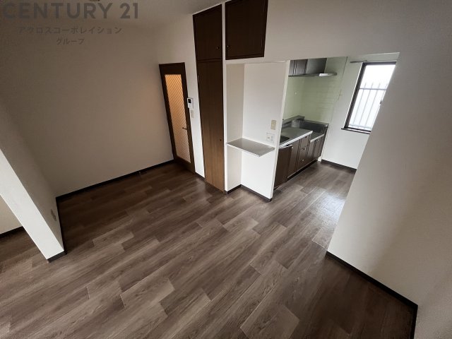 居室・リビング　床色が落ち着いた色合いで綺麗です♪