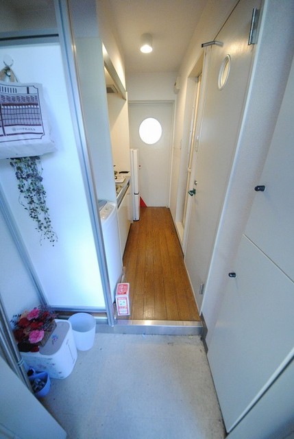 玄関　写真は１０２号室