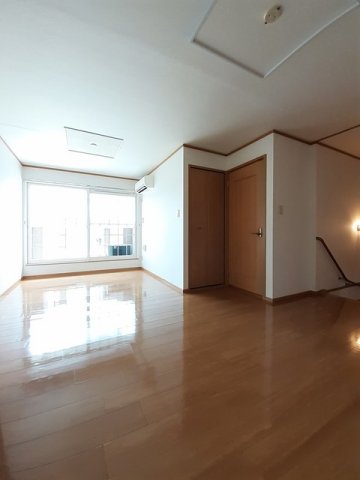 居室・リビング　こちらのリビングで趣味の時間をお楽しみください