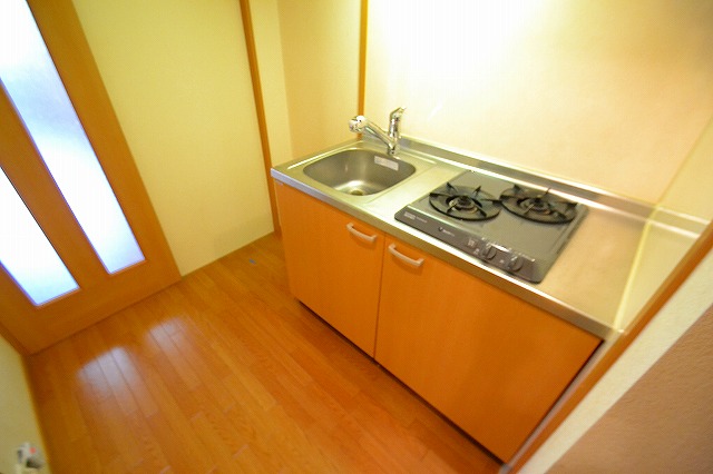 キッチン　☆2口ガスコンロ付きです。冷蔵庫置場もばっちりです☆