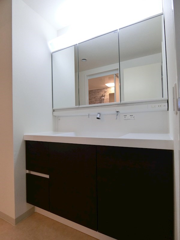 洗面設備　三面鏡付洗面化粧台