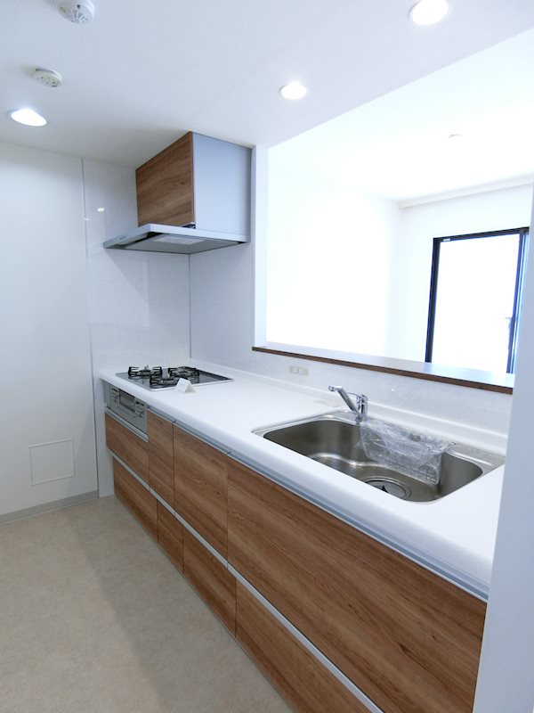 キッチン　リビングが見渡せる対面式キッチン！3口ガスコンロ＆グリル付