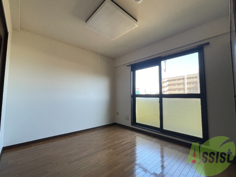 その他部屋・スペース　こちらは５．５帖の洋室です。大きな窓があるので寝室にどうぞ。