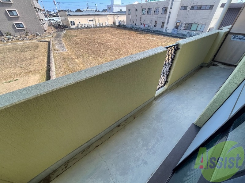 バルコニー　晴れている日の洗濯物はこちらのバルコニーでどうぞ。