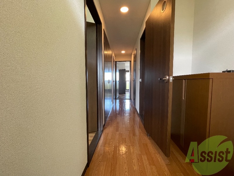 玄関　玄関から撮影しました。とても明るい廊下になっていますね。