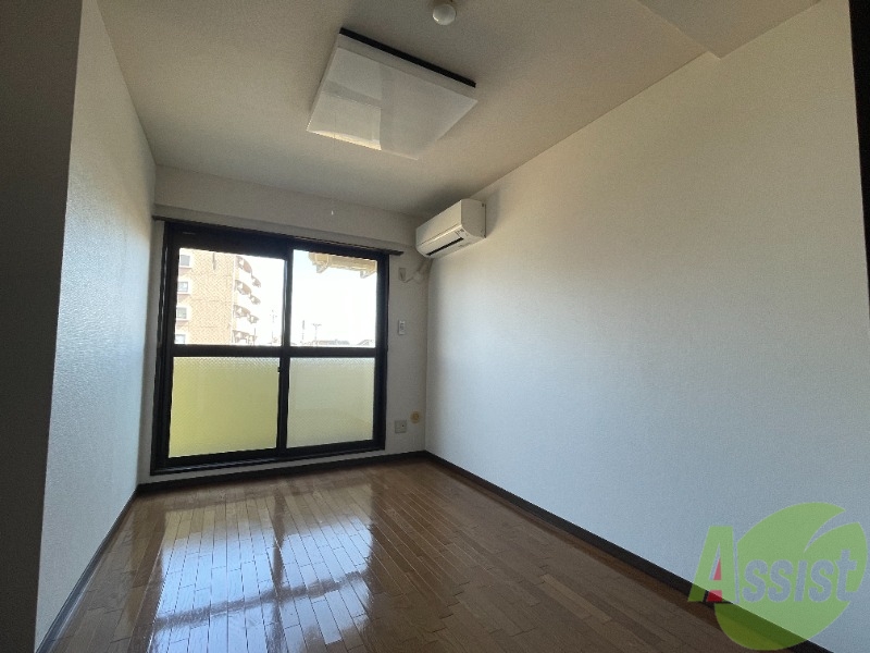 居室・リビング　こちらがリビングになります。大きな窓から光が入りますね。