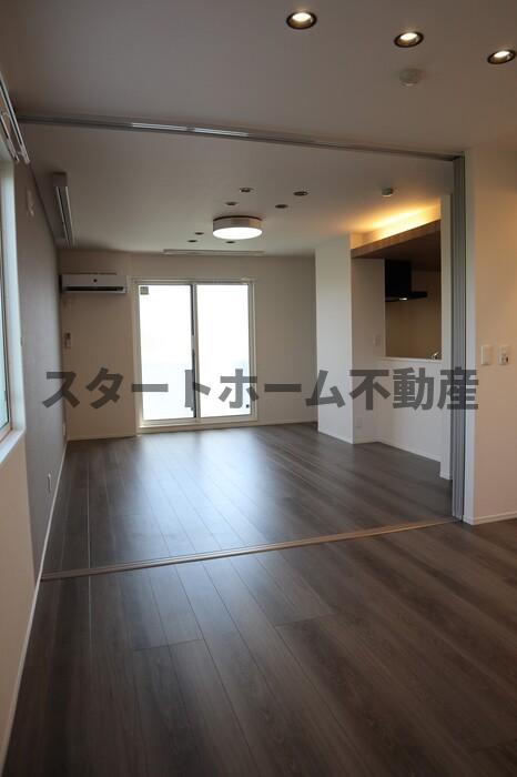 居室・リビング　こちらの居間で趣味の時間をお楽しみください