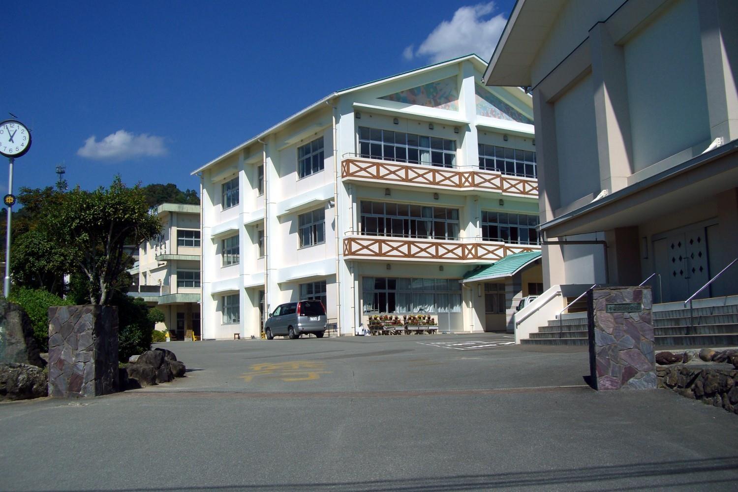 中学校　延岡市立東海中学校（中学校）まで309m