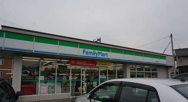 コンビニ　ファミリーマートさん（コンビニ）まで850m