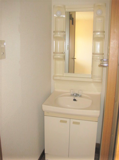 洗面設備　朝の支度にも助かる、独立の洗髪洗面化粧台