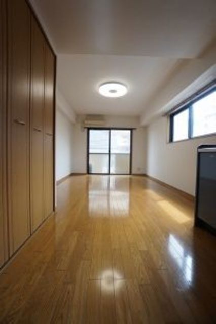 居室・リビング　現況優先です。写真は他の部屋です。