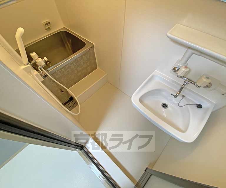 バス・シャワールーム　コンパクトな浴室です。